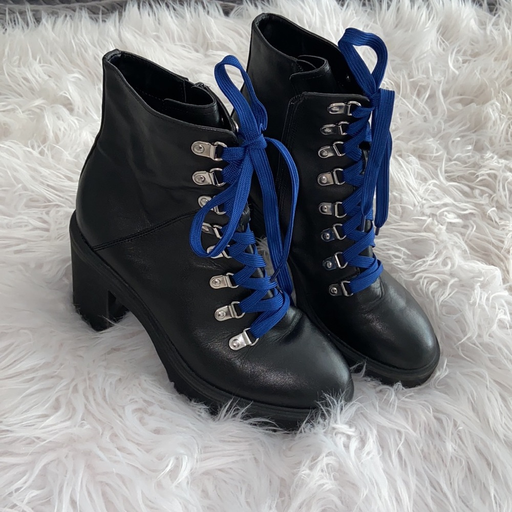 STEVE MADDEN Leather Booties with Blue Robbom